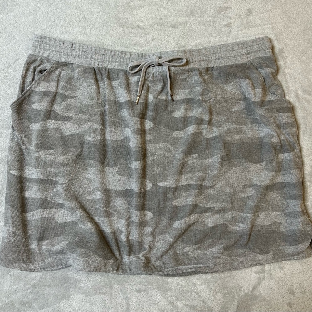 Maurice’s Heather Gray Camo French Terry Skirt with Tie and Pockets size 3